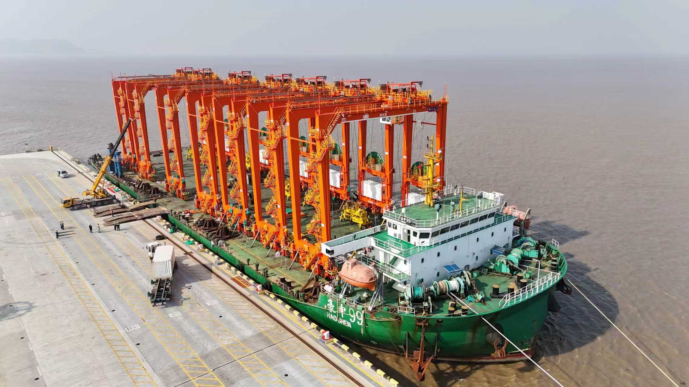 尊龙集团官网集团首批远控自动化龙门吊到港